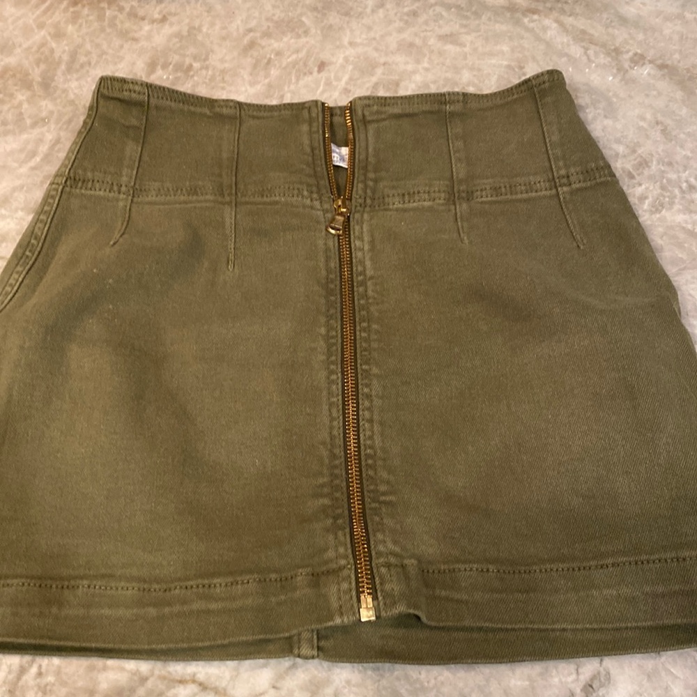 Zip up mini skirt size 25, but would fit a size 26 as well!